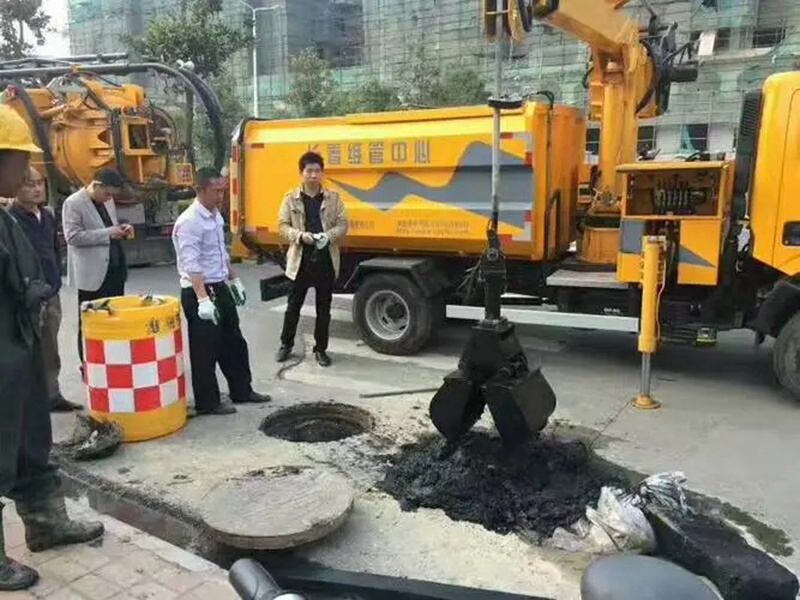 熊口管理区街道：网格员化身“清道夫”，为民解忧疏通“堵心”化粪池