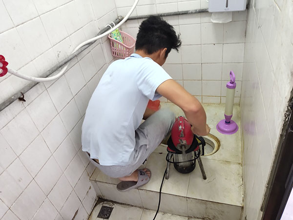 熊口管理区肥皂掉到马桶里把马桶堵住了怎么办？马桶堵住了怎么办