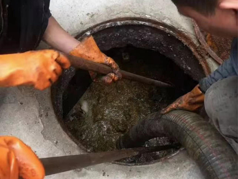 熊口管理区清理化粪池时如何避免沼气的危害？